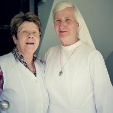 Schwester M. Patricia mit einer Mitarbeiterin